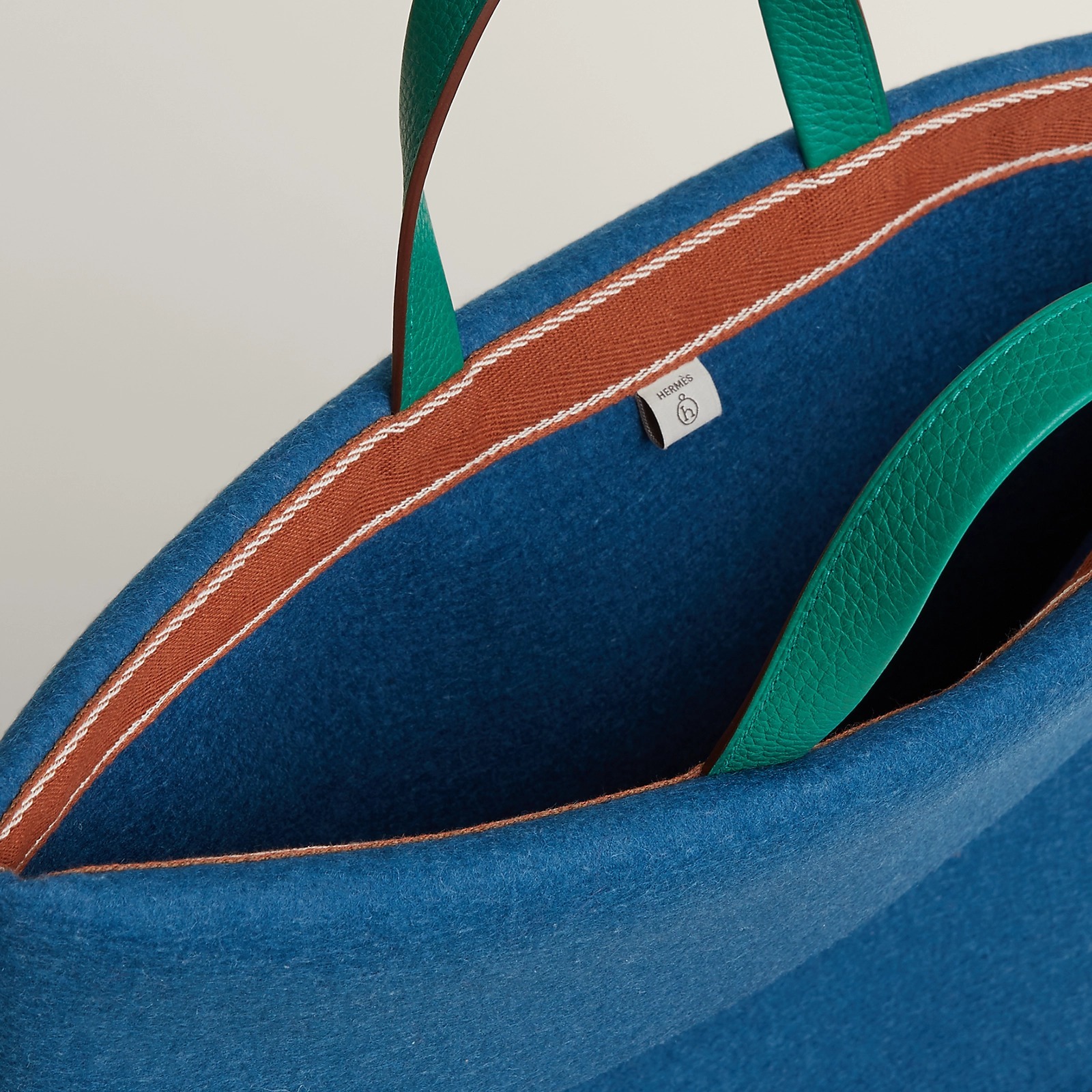 《HERMES》上品なレザー×フェルトバッグ◎ La main dans le sac