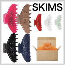国内配送★SKIMS★ロゴ入りヘアクリップ 2色4個パック SKIMS(スキムズ)のレディース ヘアアクセサリー 人気アイテム