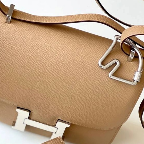 《あなたならどう使う？》HERMES シュヴァル キーホルダー