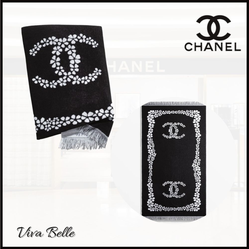 【ビーチに映える存在感】CHANEL《Coco Beach》2025 白黒タオル