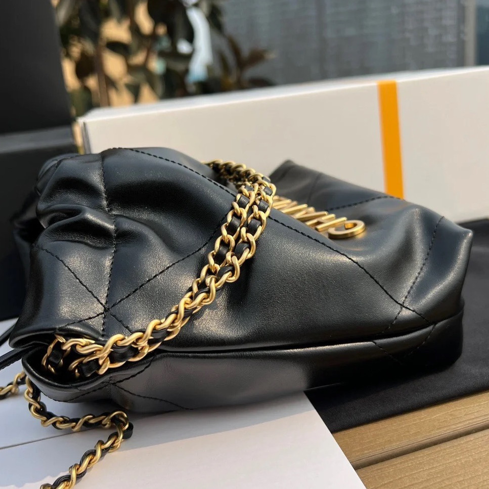 《大人可愛い》CHANEL 22 ミニ ハンドバッグ ブラック