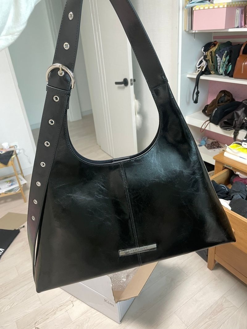 【MATIN KIM】SPLIT LEATHER TRIANGLE BAG