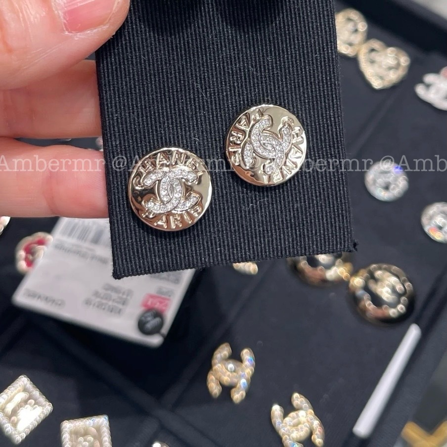 25A CHANEL CC シンプルなメダルスタッズピアス ゴールドメタル