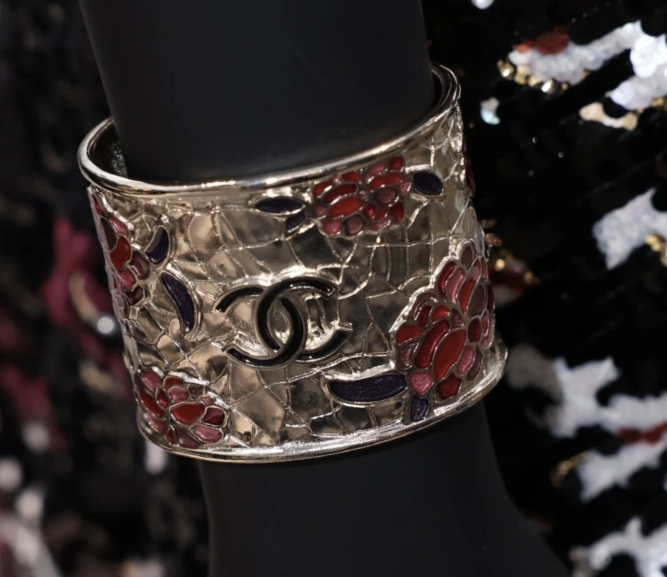 【華をまとう】CHANEL メティエダール限定 ゴールド バングル