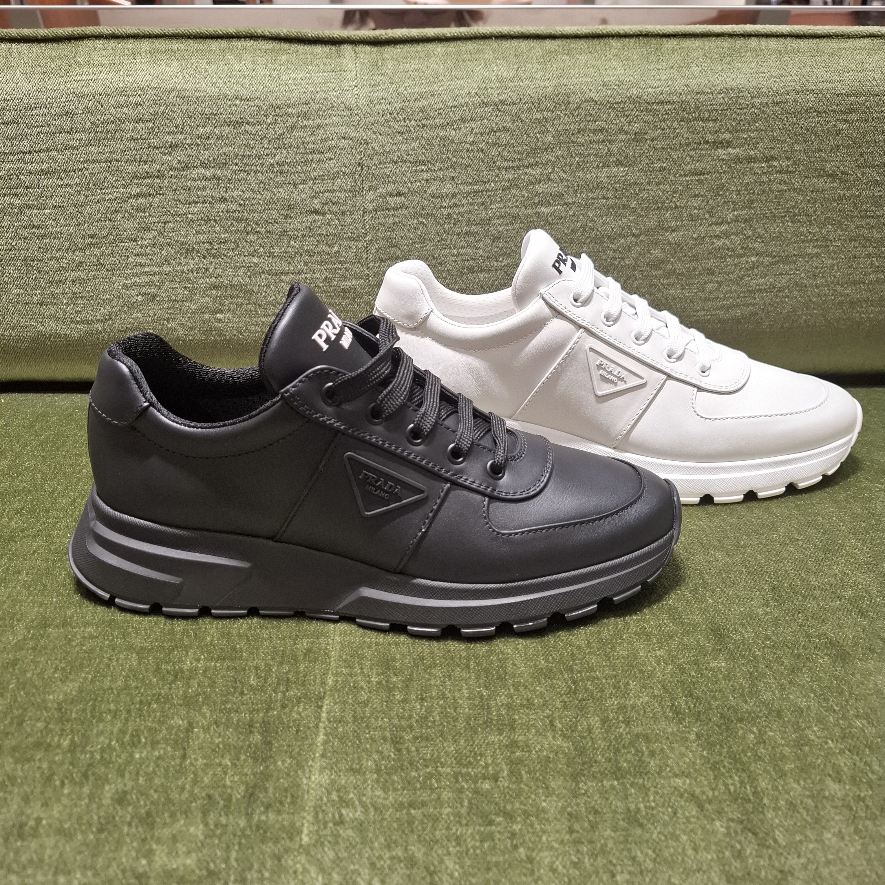 大人気★EXPRESS便可！ PRADA 2EG487 メンズスニーカー