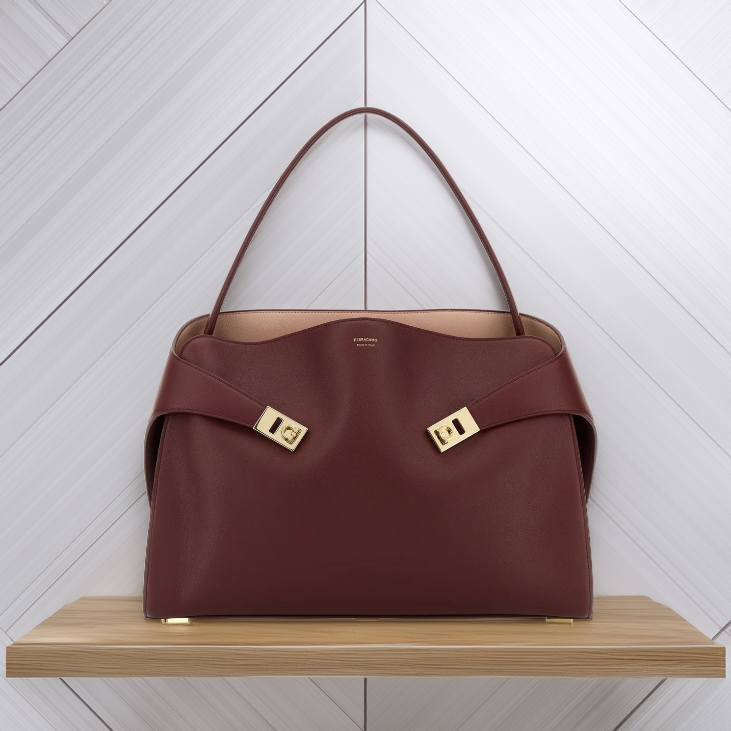 ◆送料・関税込◆FERRAGAMO ハグソフト レザーショルダーバッグ