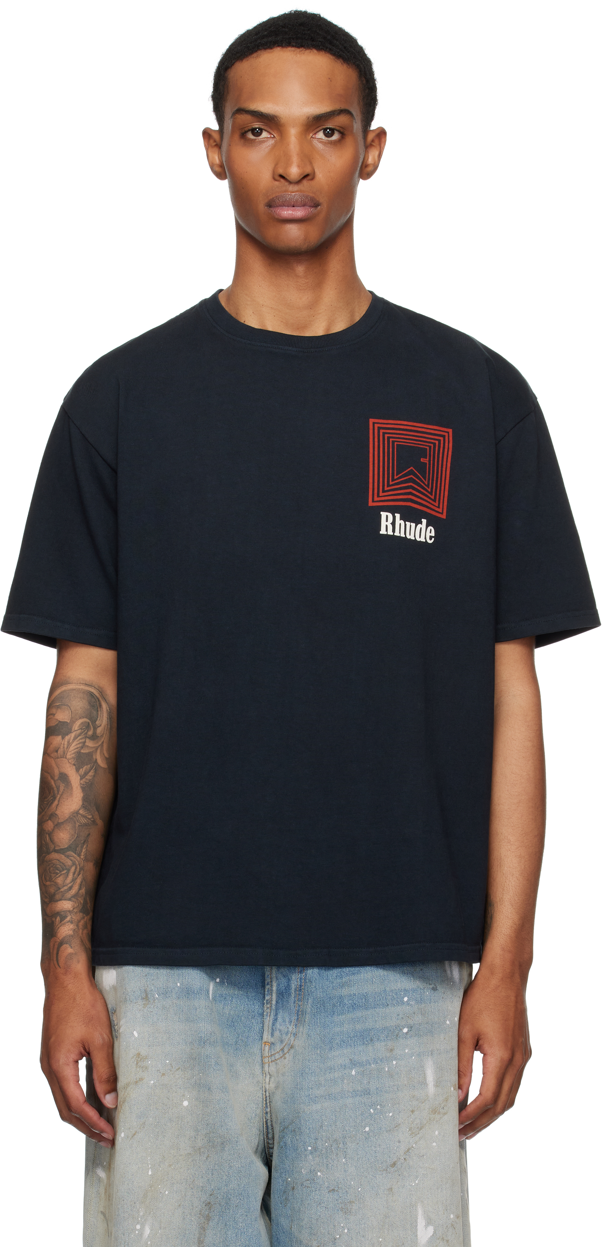 【関税込み】Rhude ブラック Chevron Logo Repeat Tシャツ