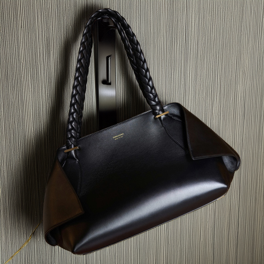 ◆送料・関税込◆FERRAGAMO レザー ミディアムハンドバッグ