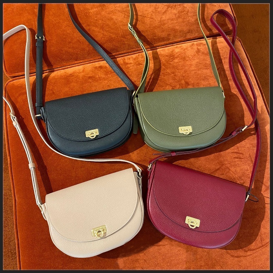 直営店☆Ferragamo☆SALE! ロゴ レザー ミニ クロスボディバッグ