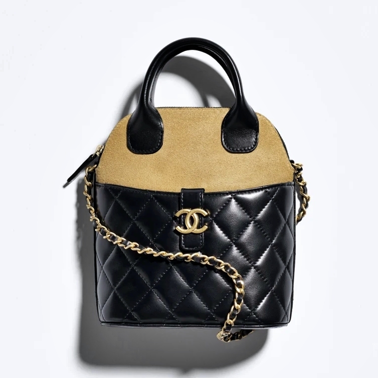 《2025A》 CHANEL チェーン クラッチ バッグ