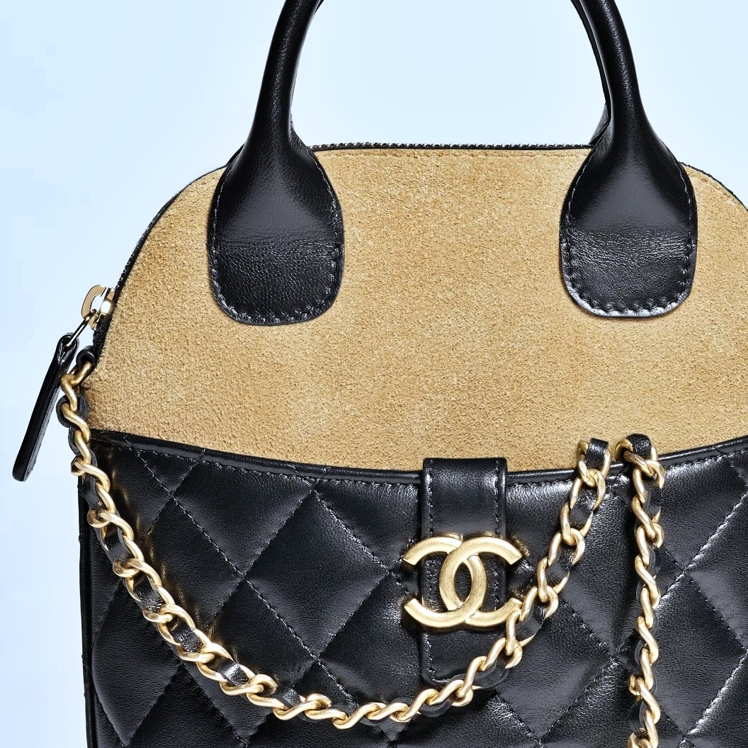 《2025A》 CHANEL チェーン クラッチ バッグ