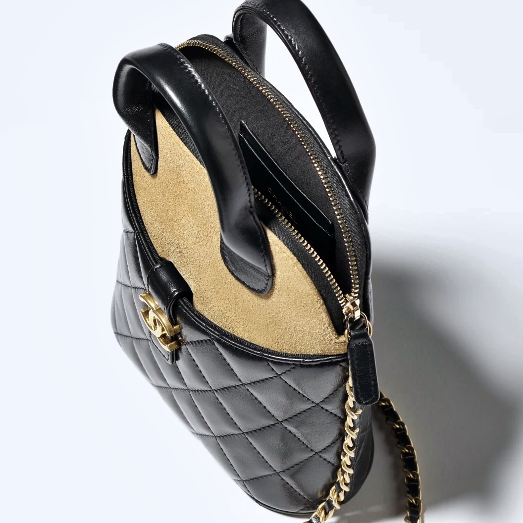 《2025A》 CHANEL チェーン クラッチ バッグ
