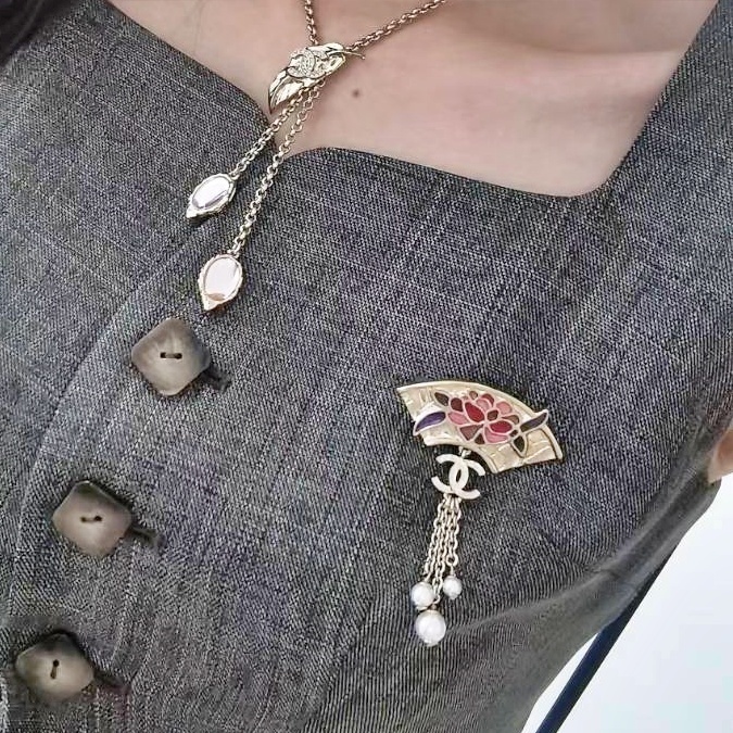 《オリエンタルな雰囲気》CHANEL ブローチ 25A