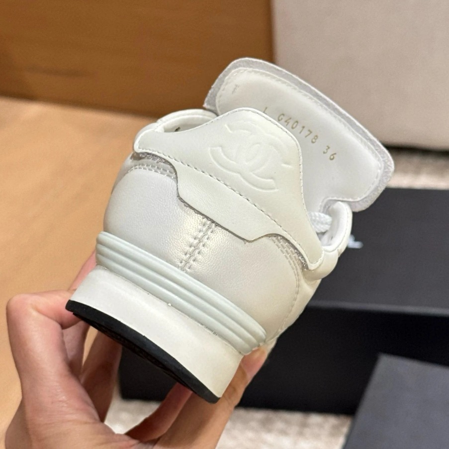 《上品な色合い♪》CHANEL スニーカー CCロゴ