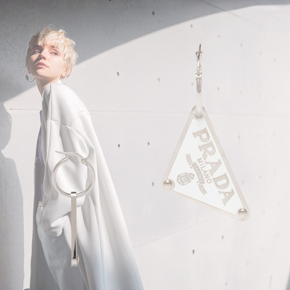 【大人エレガンス】PRADA シンボル ピアス ホワイト 右用