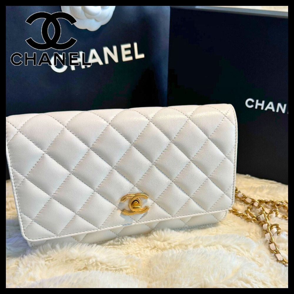 【エレガントな煌めき☆コンパクト】CHANEL チェーンウォレット