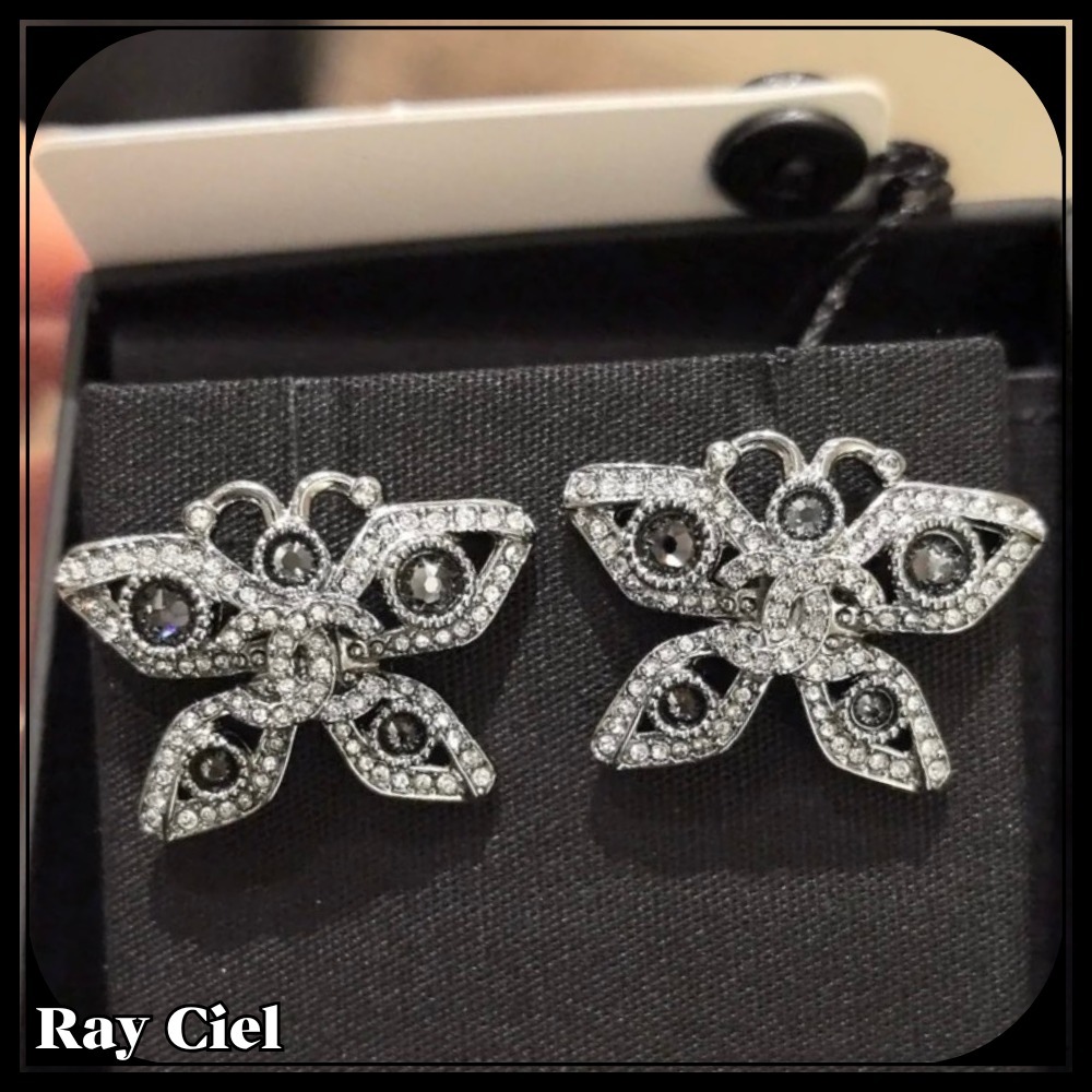 【立体的なフォルムで耳元を印象的に演出♡】CHANEL ピアス