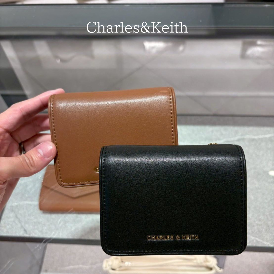台湾 CHARLES&KEITH Lyla ストラップ付き ショートウォレット