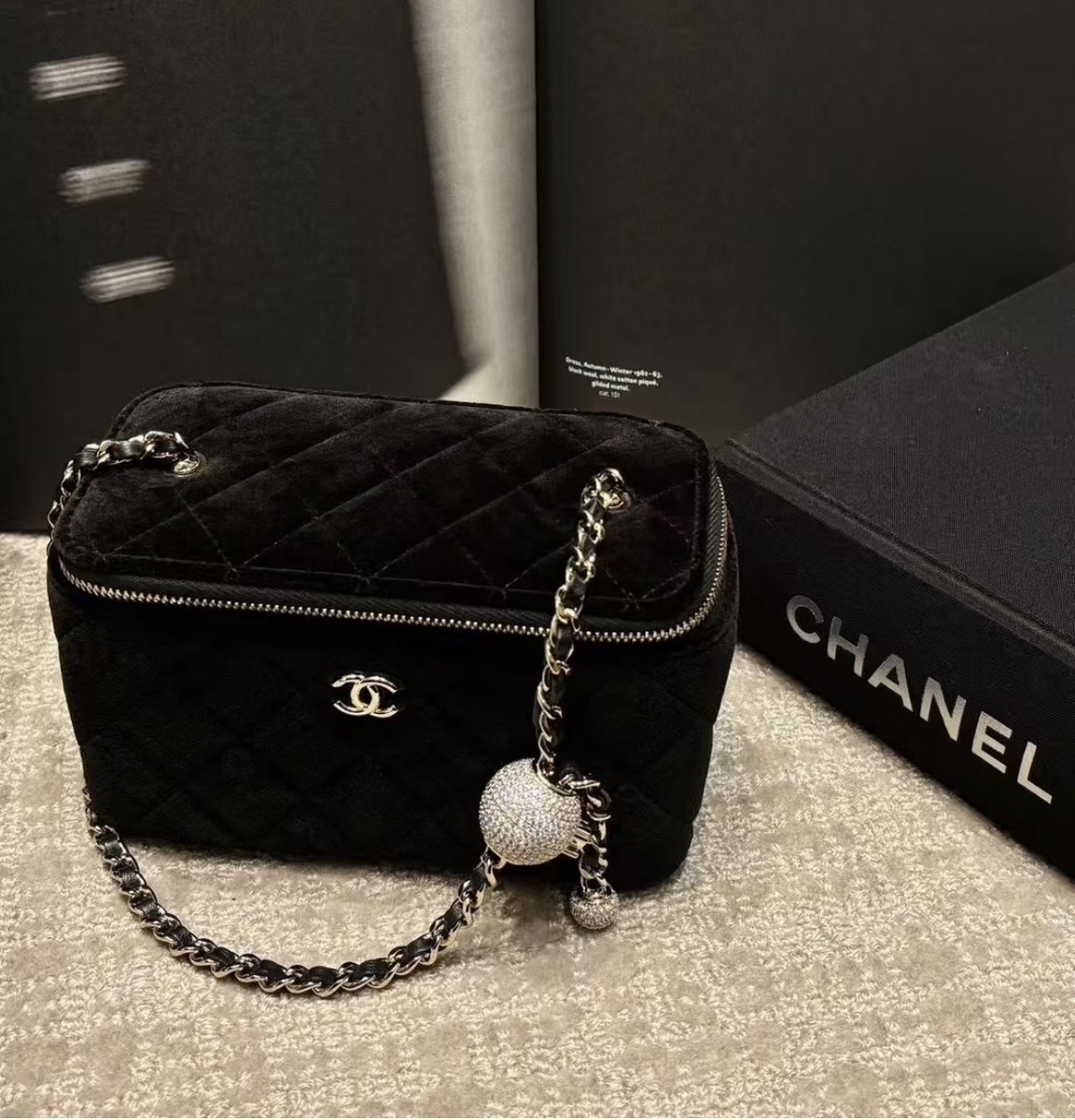 キラキラボールでチェーン調節可能！CHANEL ベルベットバニティ