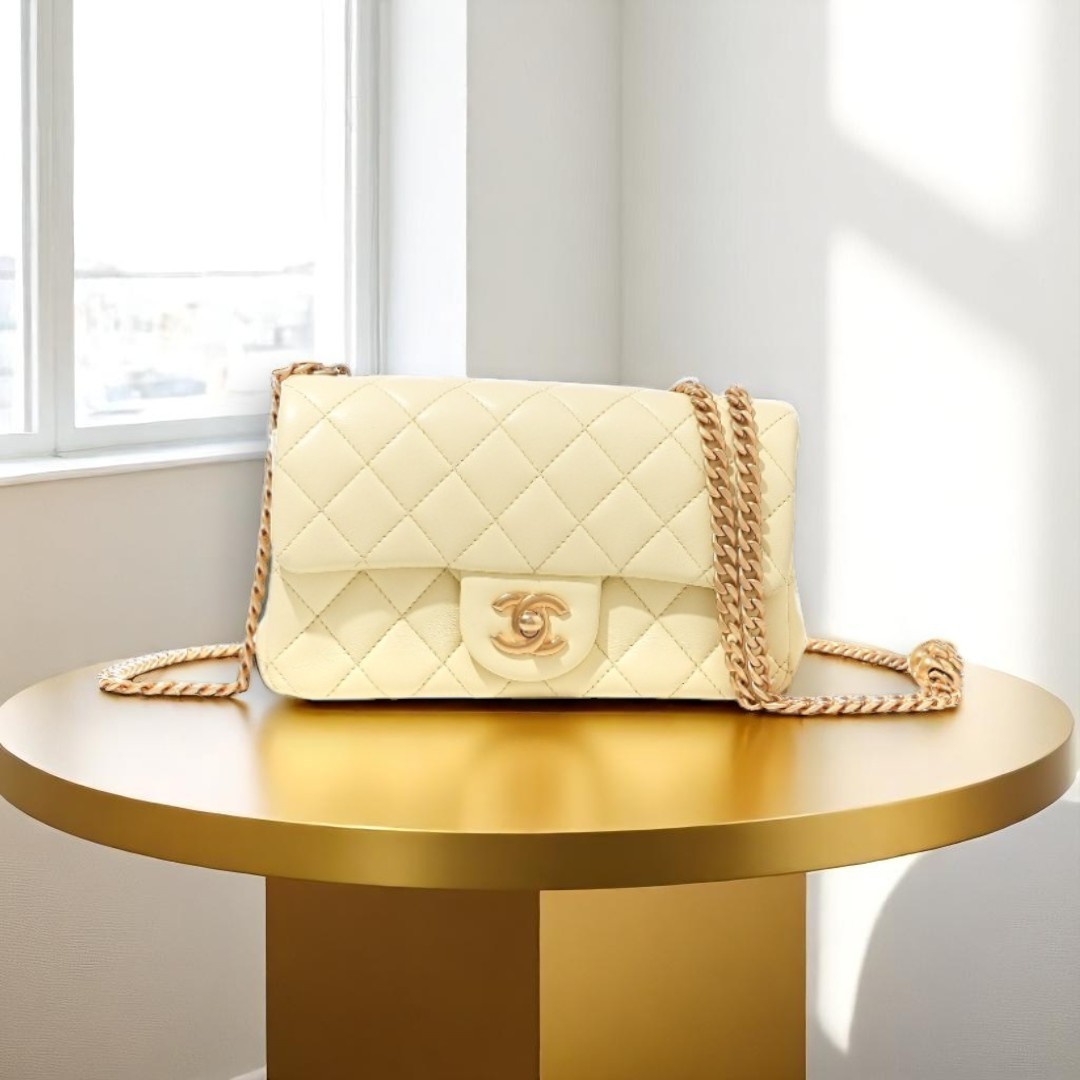 VINTAGE●CHANEL●ミニフラップバッグ カメリアクラッシュ付き