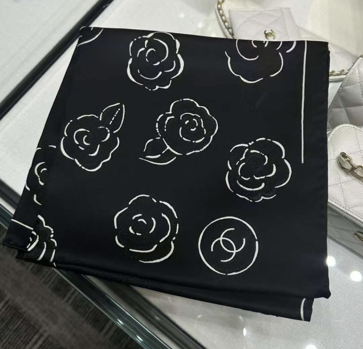 抽象的なカメリア柄 シンプルで合わせやすい CHANEL スカーフ
