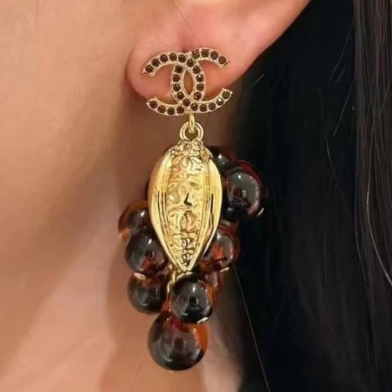 《葡萄を思わせるデザイン♪》CHANEL ピアス CCロゴ