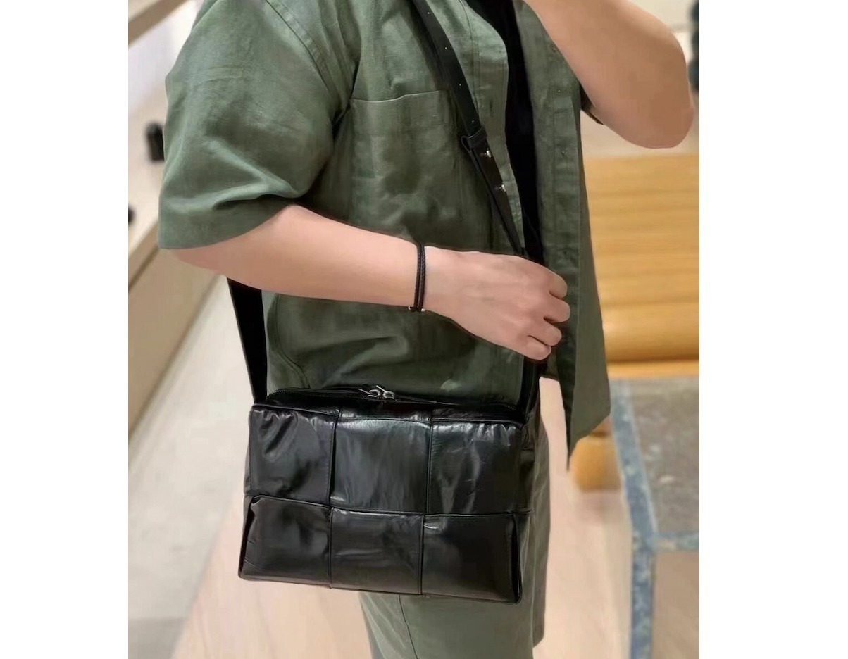 【VIPセール 今欲しい】BOTTEGA VENETAカセットショルダーバッグ