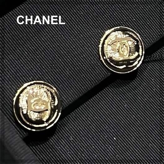 シンプルで上品な美【CHANEL】シーンを選ばない小さめピアス