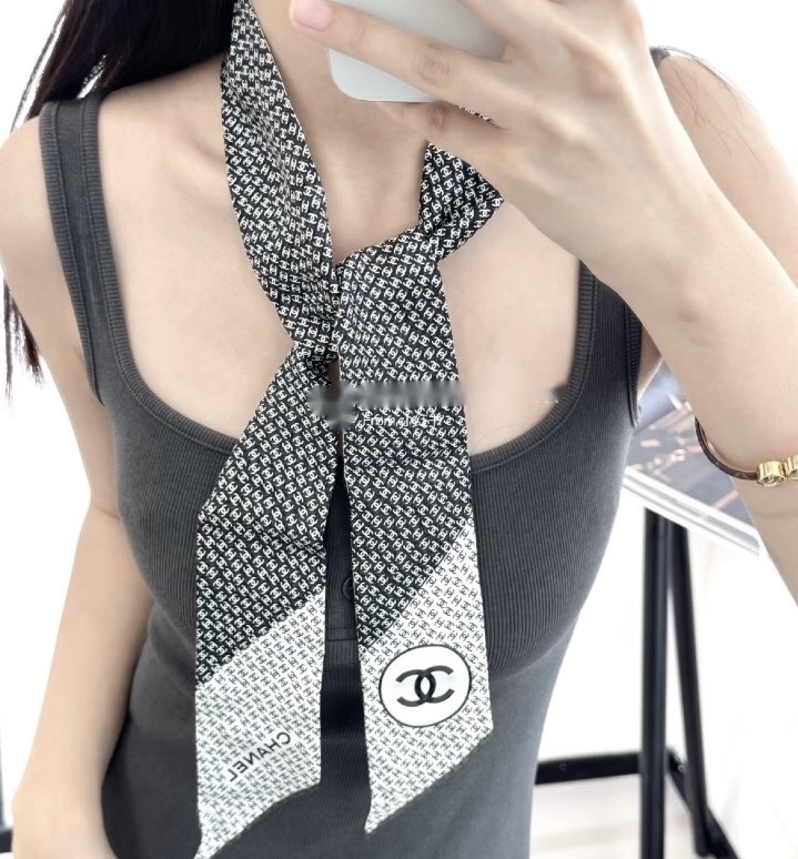 沢山のCCマーク モノトーンの甘すぎないデザイン CHANELツイリー