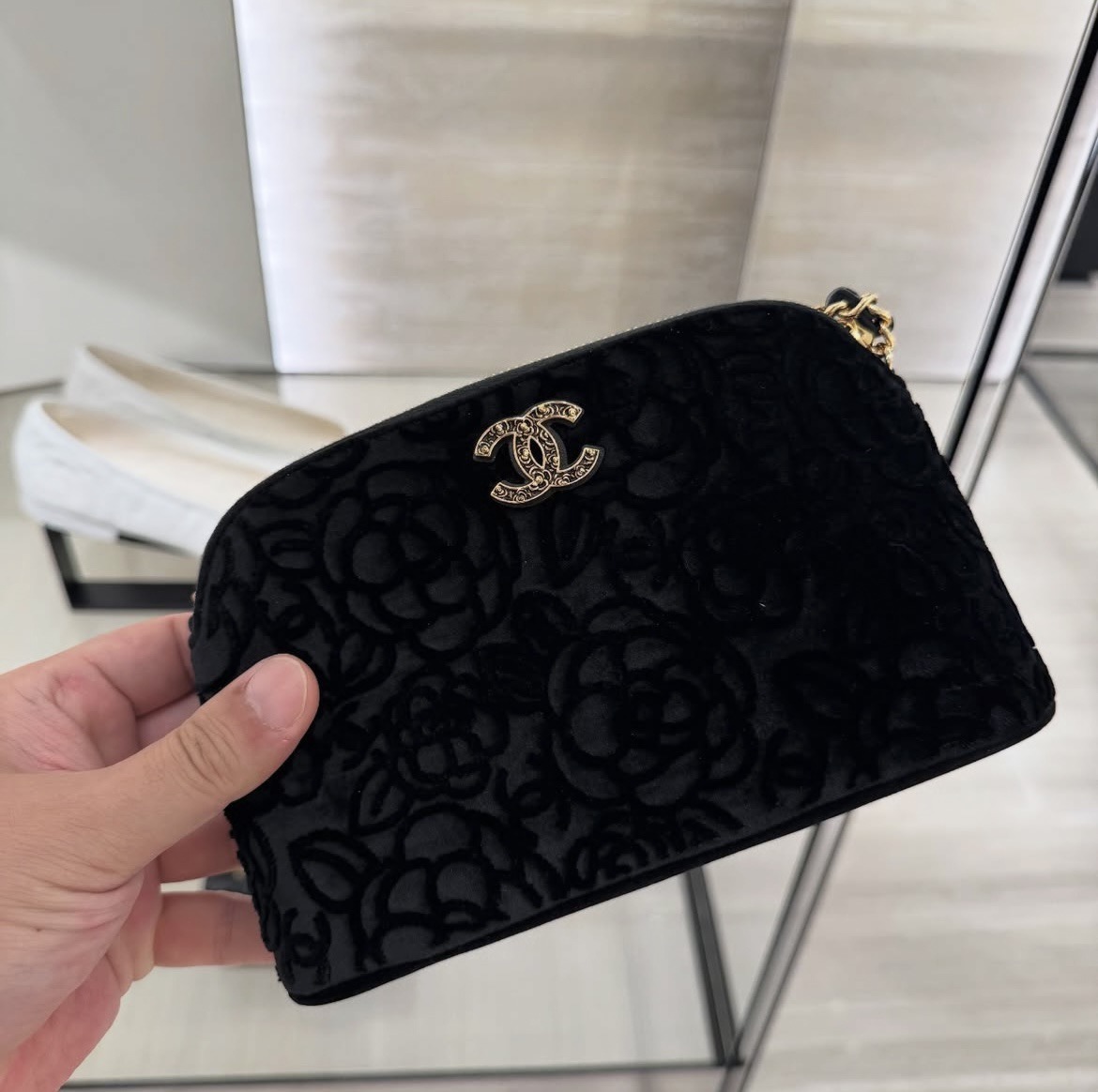 スマホが入る！カメリア柄がエレガント CHANEL ショルダーバッグ