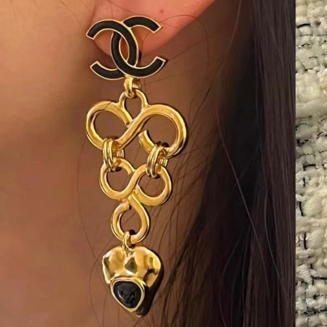 《揺らめくCCロゴ♡おしゃれ》 CHANEL ピアス