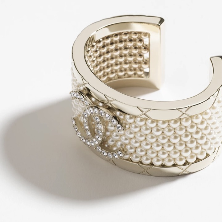 《エレガントなゴールドの輝き♡》CHANEL パール バングル