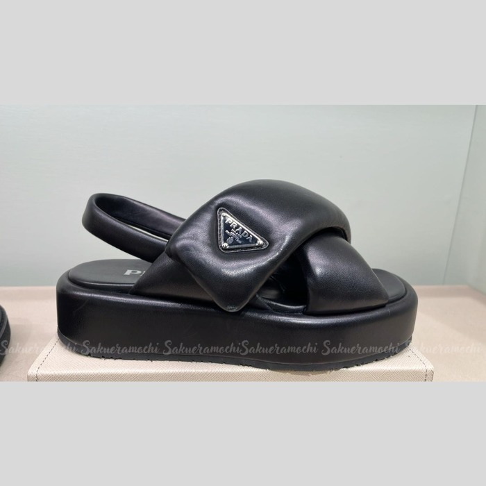 【PRADA】残り僅か！lady'sロゴ ナッパレザーサンダル(40.5size)