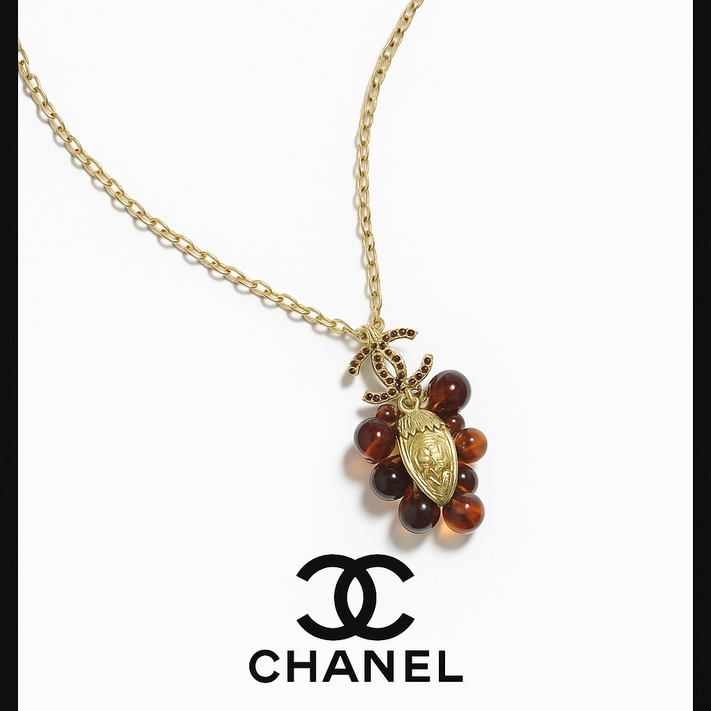 胸元に揺れる【CHANEL】2025コレクション ペンダントネックレス