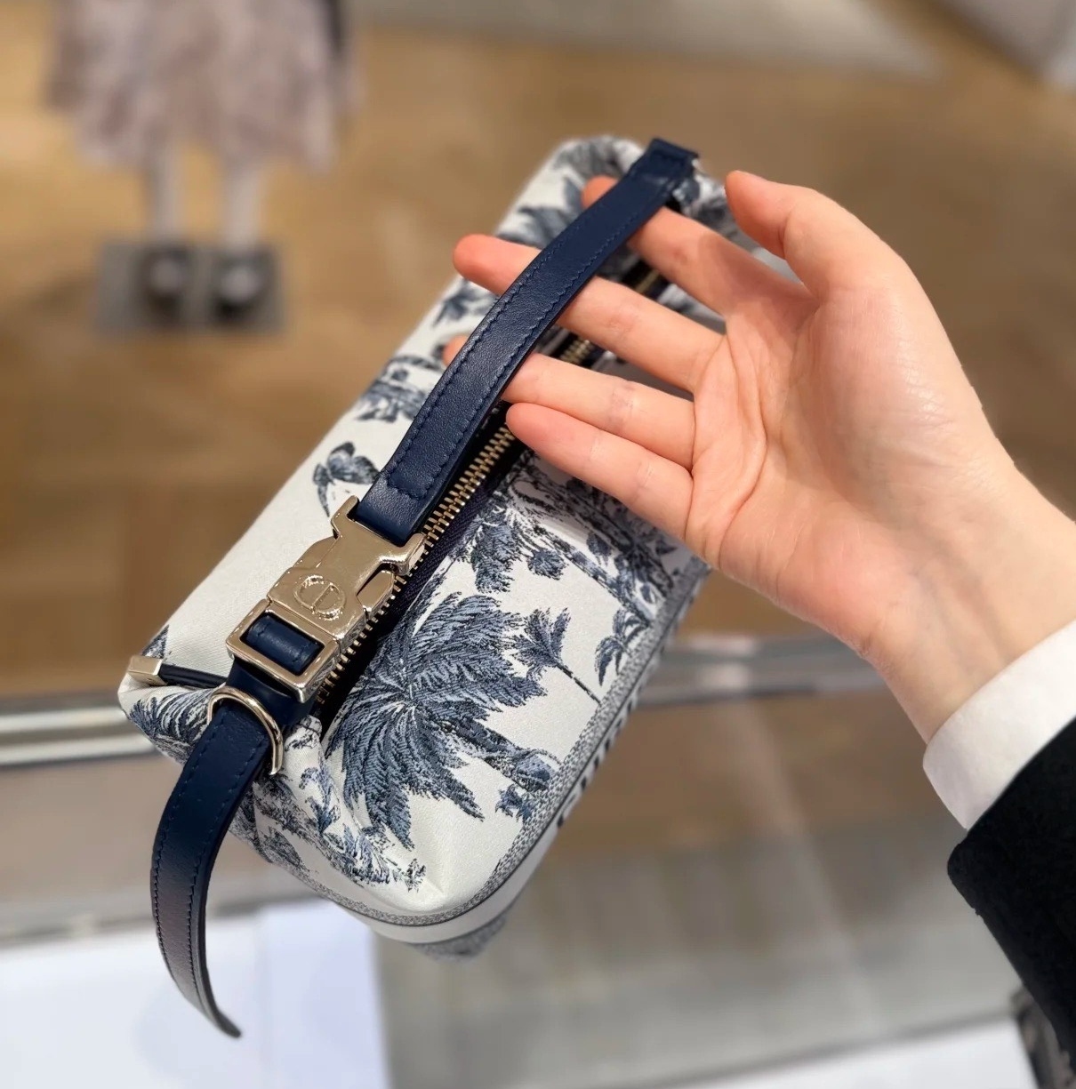 《 洗練された旅のパートナー》Dior ミディアム ノマドポーチ