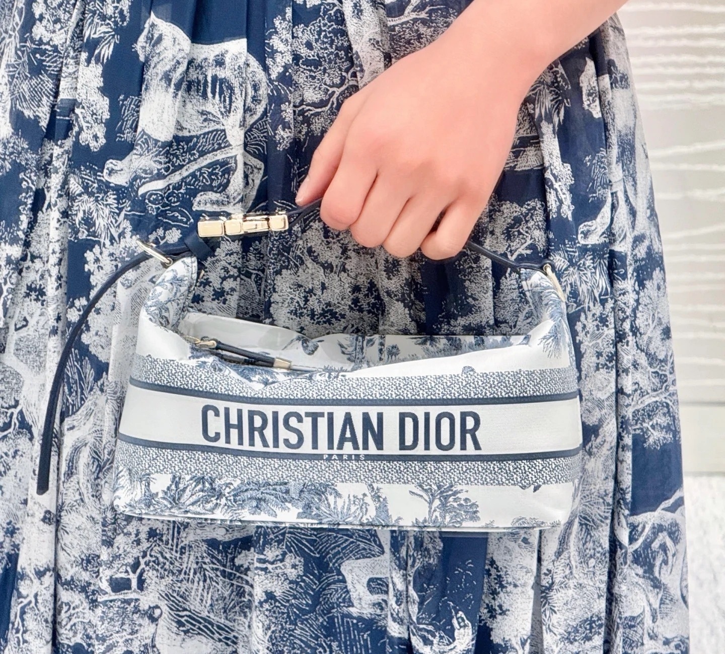 《 洗練された旅のパートナー》Dior ミディアム ノマドポーチ