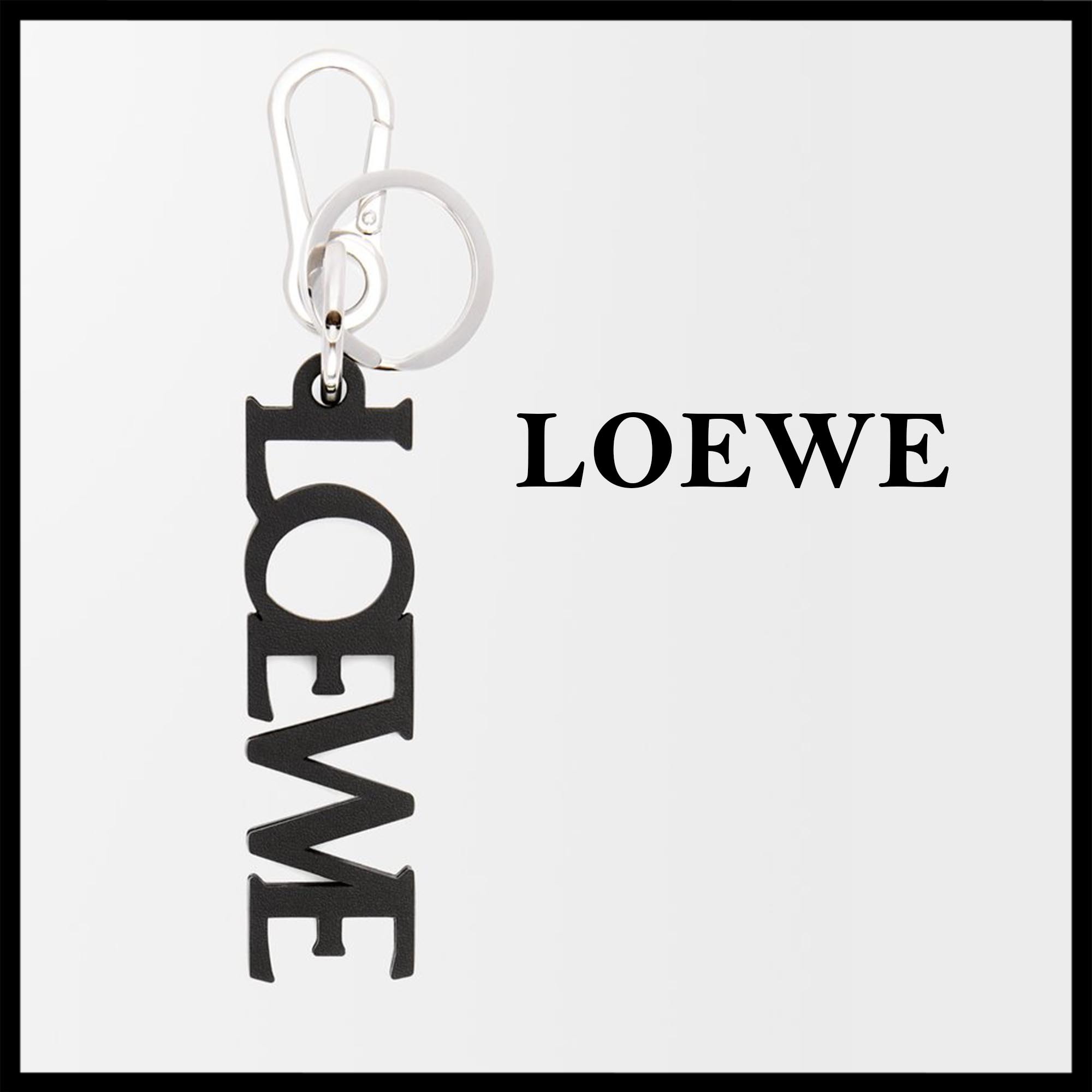 LOEWE 直営店 滑らかなカーフスキンのシグネチャーペンダント