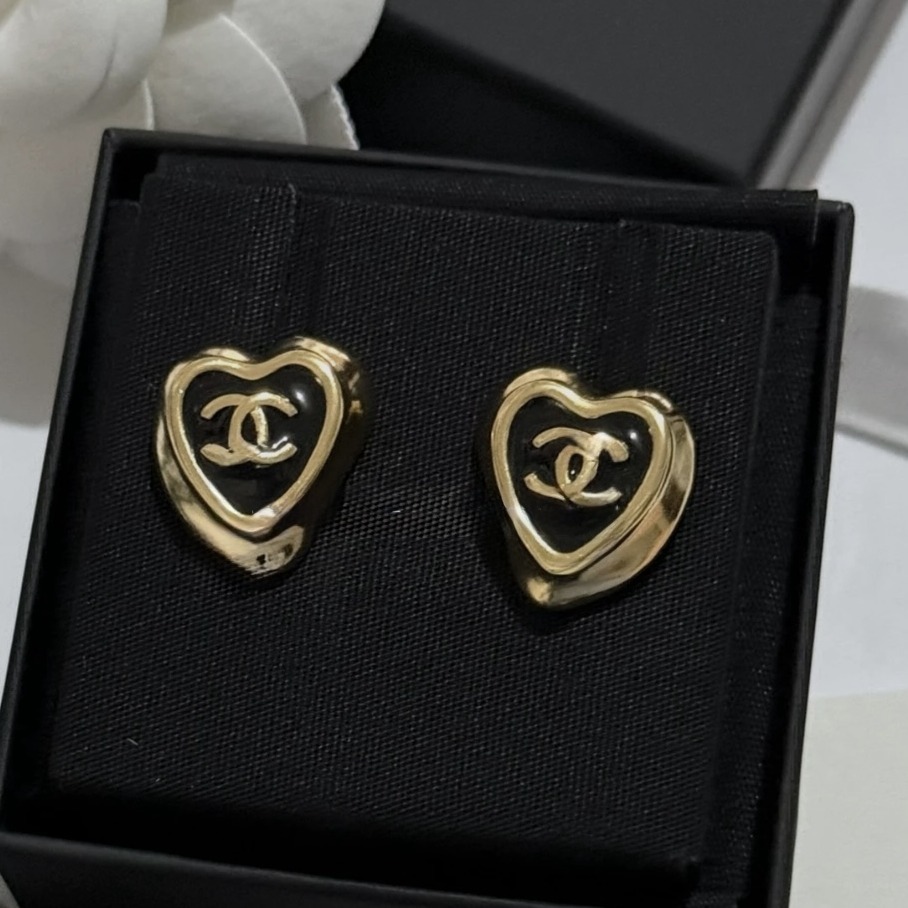 《ブラックゴールドで大人上品に♪》CHANEL ハートピアス CCロゴ