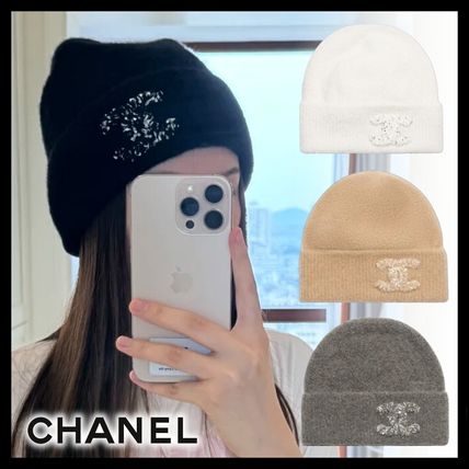 もこもこ暖かい★【CHANEL】耳当て付き帽子 紐付き CCロゴ モコモコ CHANEL(シャネル) 帽子(レディース) - 海外通販のBUYMA