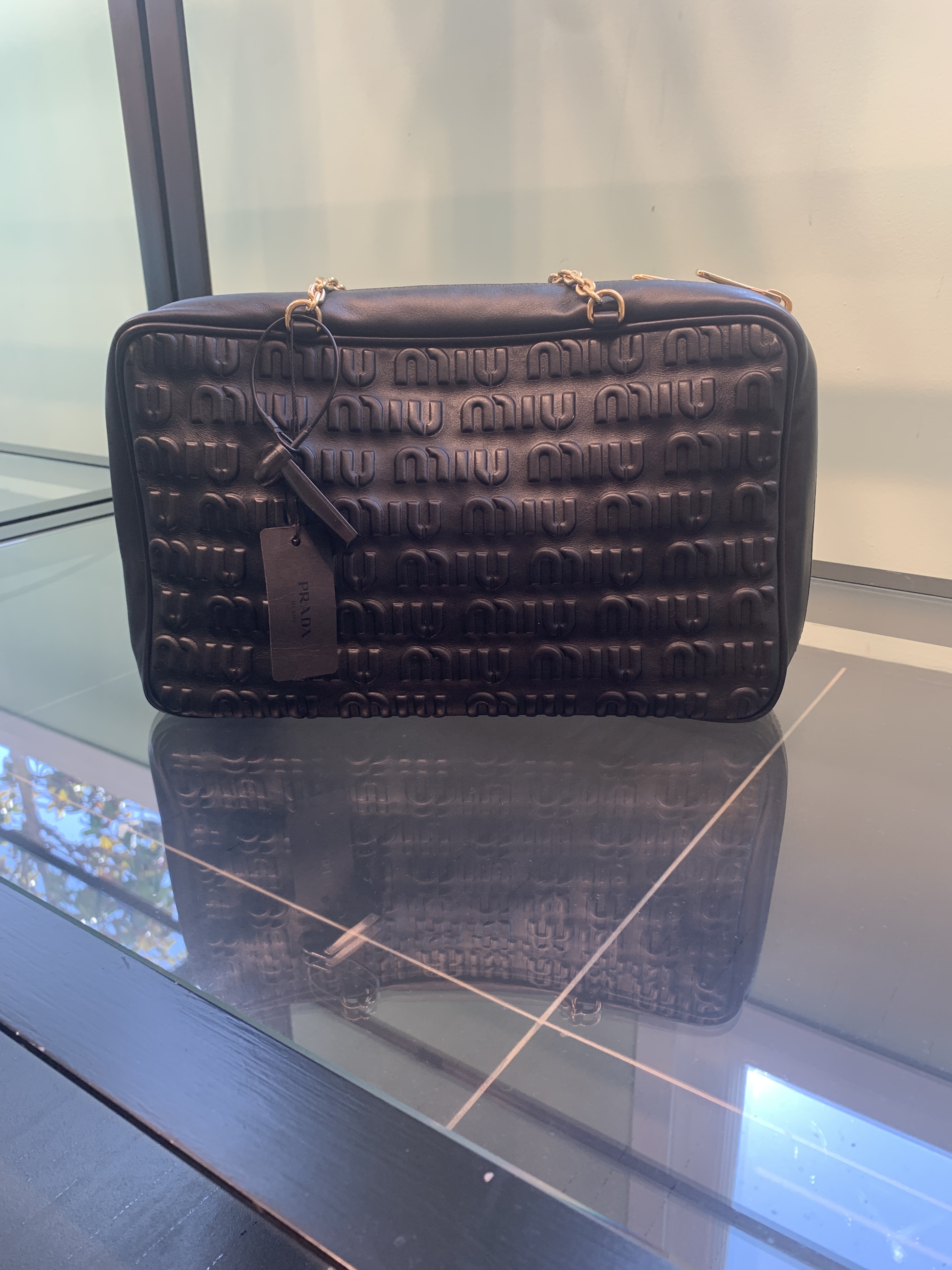 MIUMIU エンボスロゴモノグラムチェーンショルダーバック5BB113