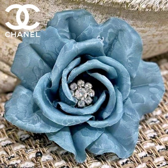 《優しく美しいブルー》CHANEL カメリア モチーフ ブローチ 25A