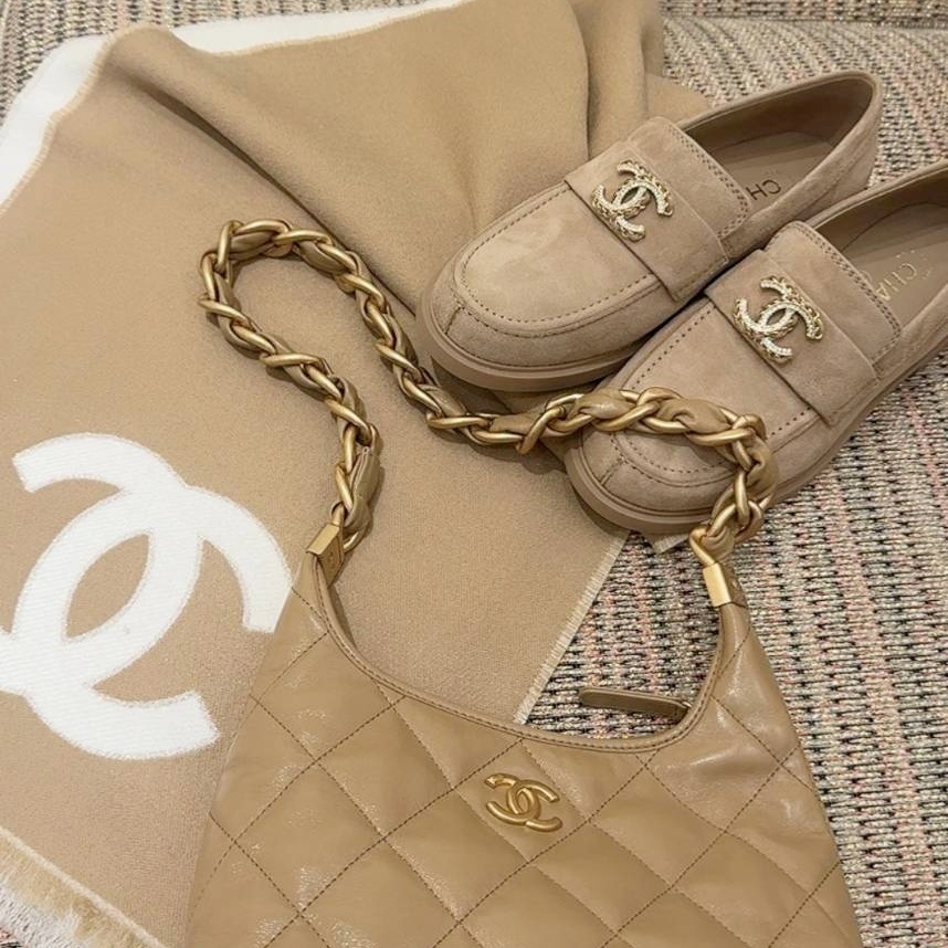《ゴージャスなCCロゴ》CHANEL スウェード ローファー 2色 25A