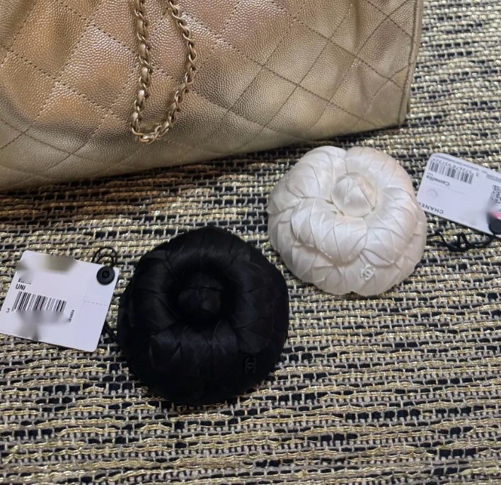 ブランドアイコンのカメリアシンプルで可愛い CHANEL コサージュ