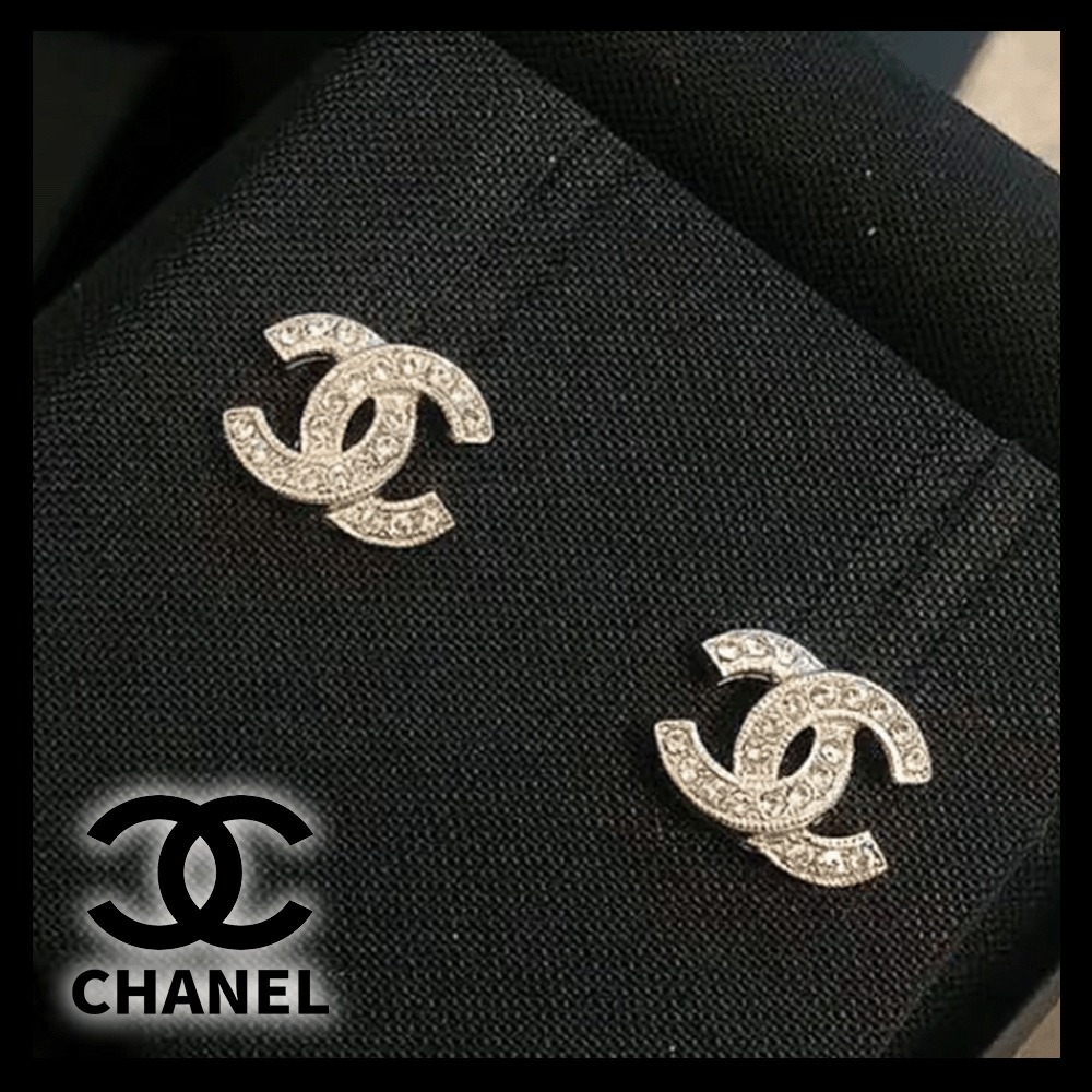 上品な輝きを放つ繊細さ【CHANEL】CCロゴ ピアス