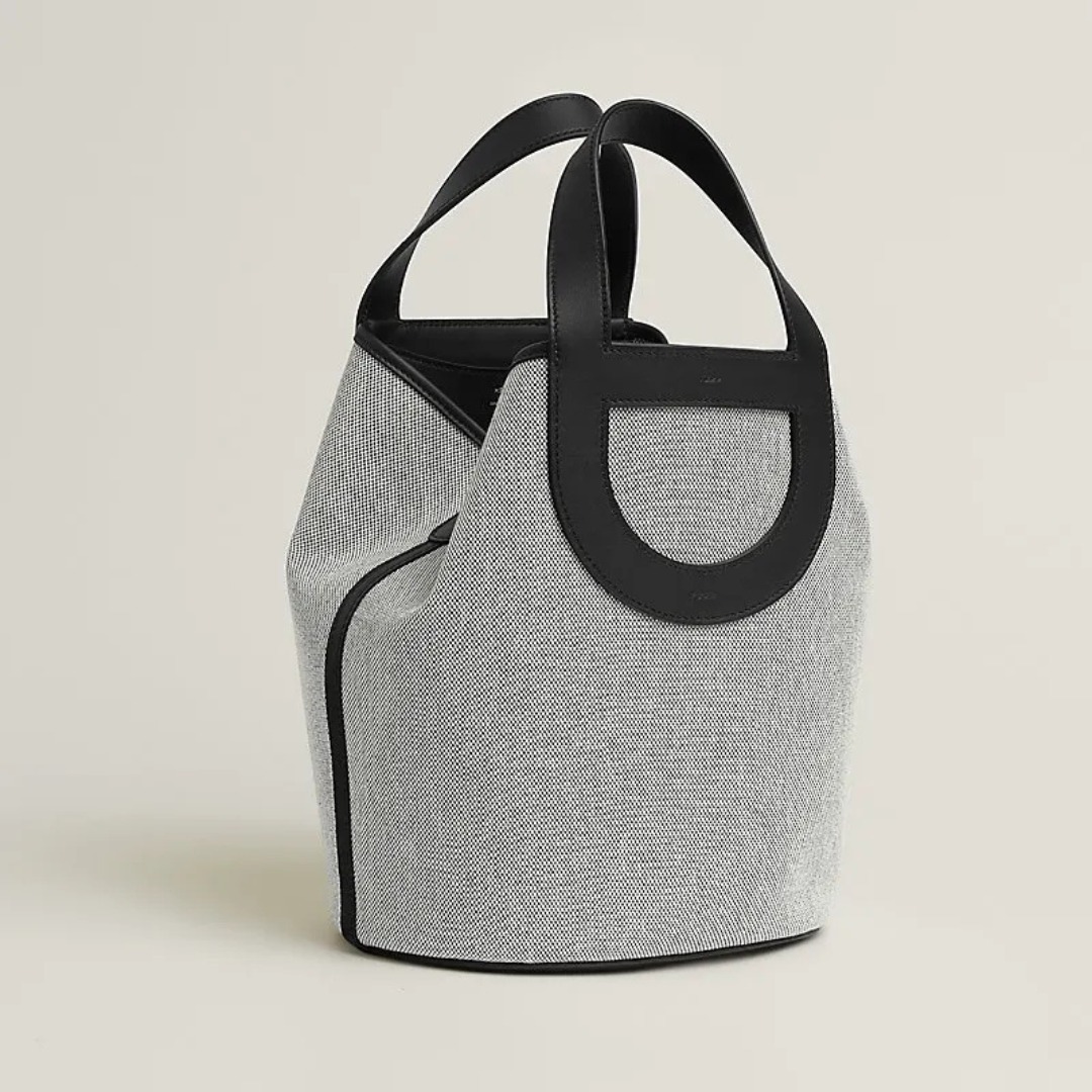 軽やか “H” の日常【HERMES】Hermes In-the-Loop 23 Bag