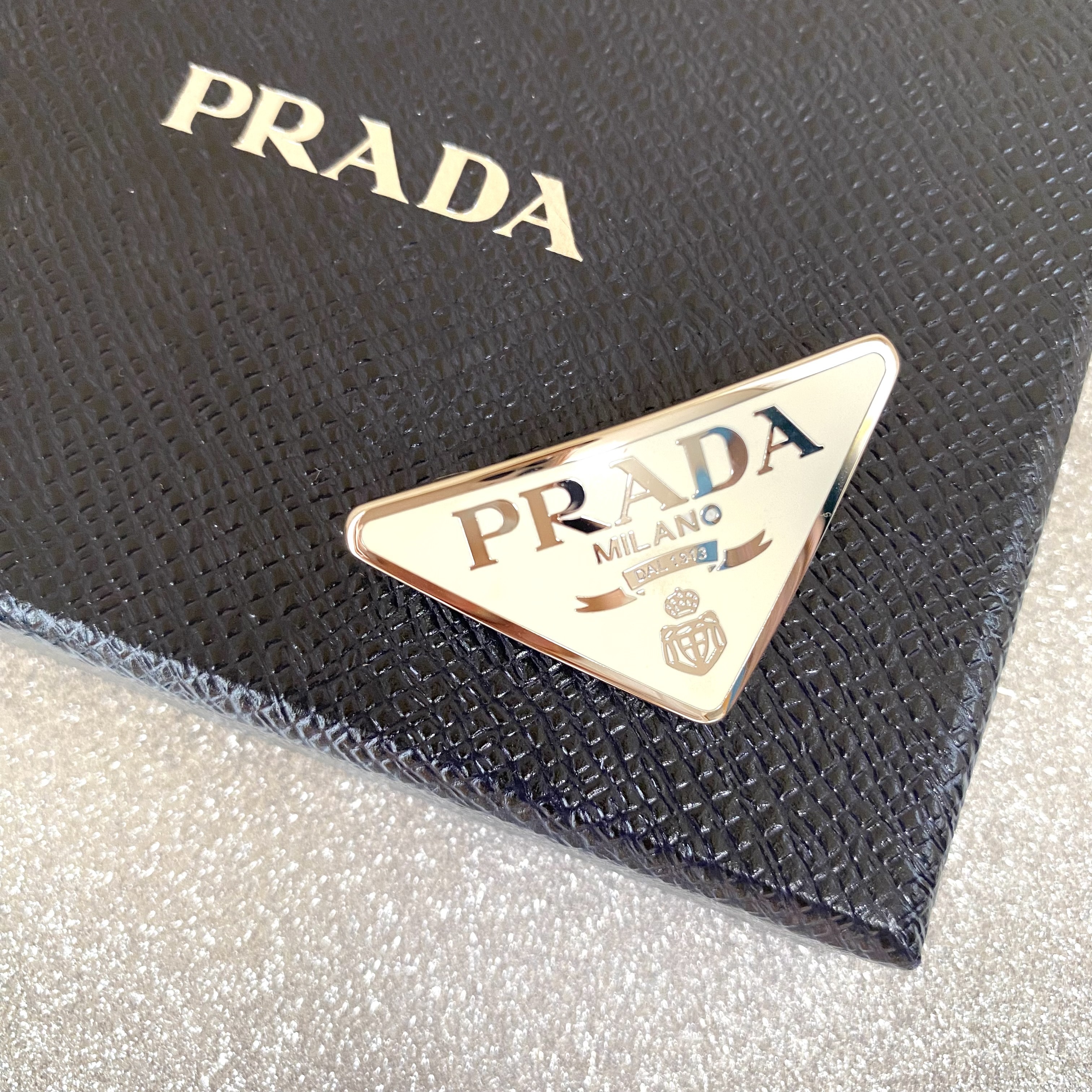 安心の国内発送 PRADA プラダ ミニヘアクリップ ホワイト