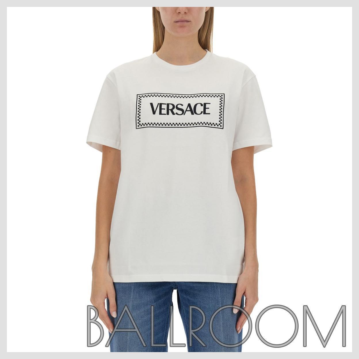 Tシャツ・カットソー VERSACE T-SHIRT WITH 90S VINTAGE EMBROIDERED LOGO