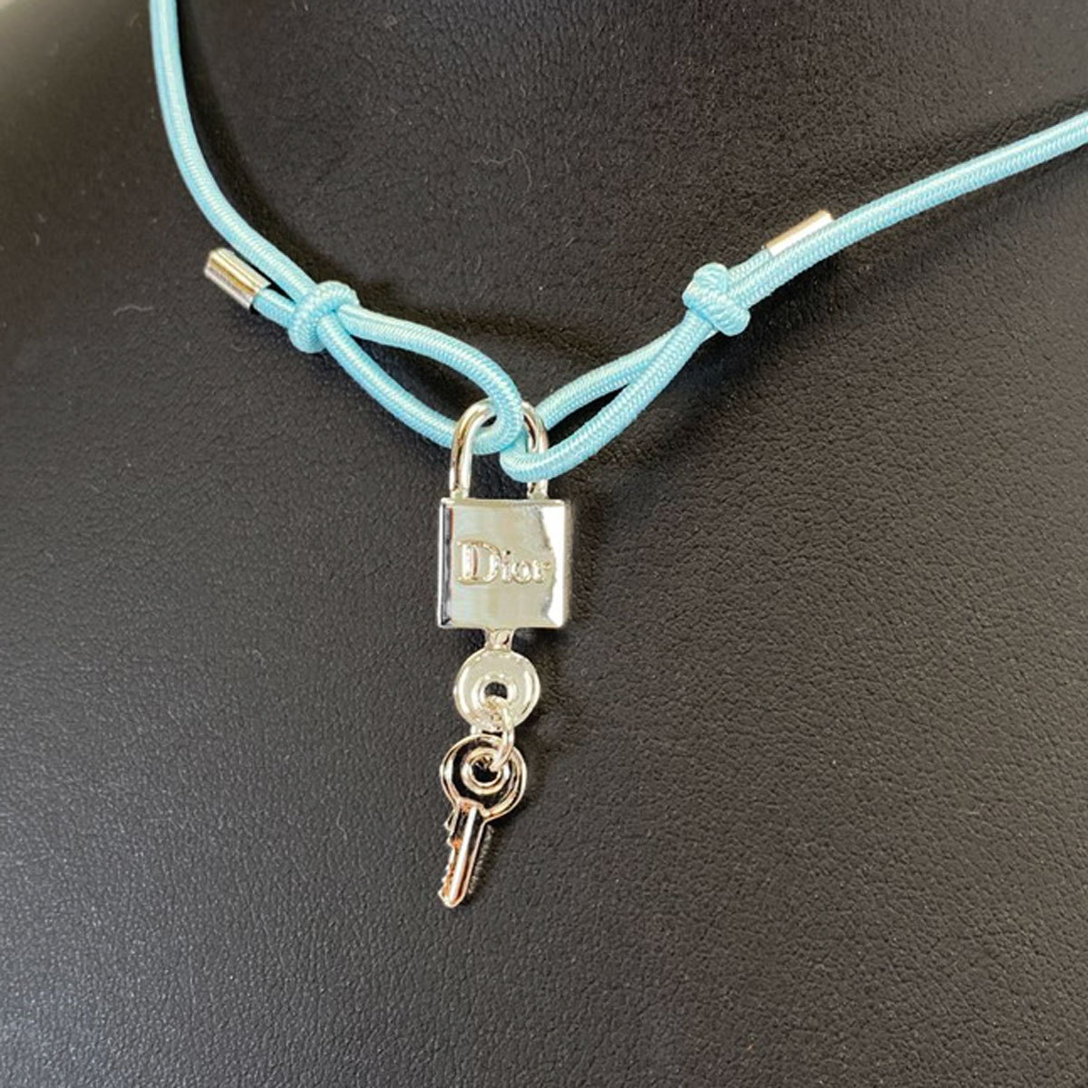 Dior カデナチャーム チョーカー 水色 ブルー 南京錠 鍵 9482