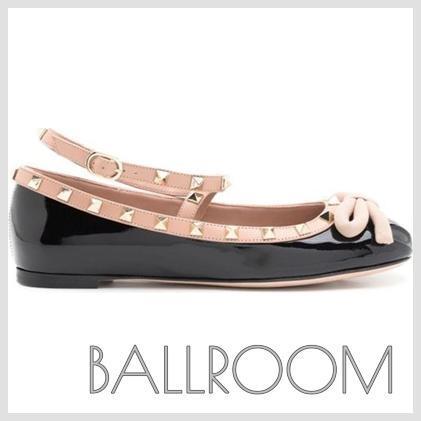 フラットシューズ VALENTINO GARAVANI ROCKSTUD PATENT LEATHER BALLET FLATS