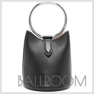 ショルダーバッグ・ポシェット ALAIA RING MINI LEATHER BUCKET BAG